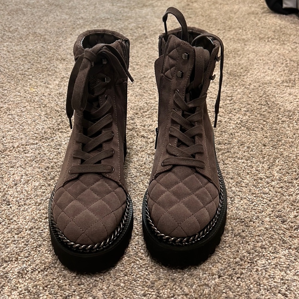 BRAND NEW!Vince Camuto gray combat boots with quilted& chain detail size 8